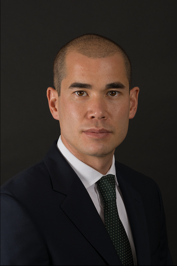 Professionally shot linkedin portrait of a man in a suit